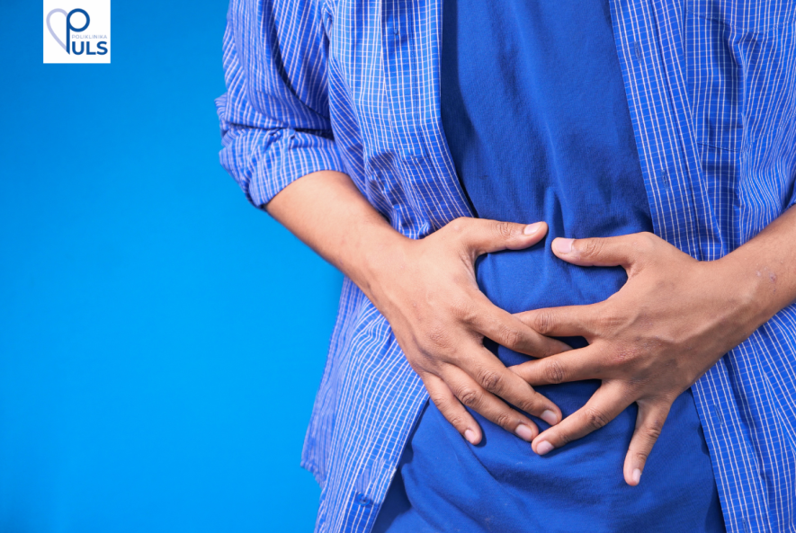 Osoba drži ruke na trbuhu zbog boli — bol u trbuhu uzroci i kada ići ljekaru